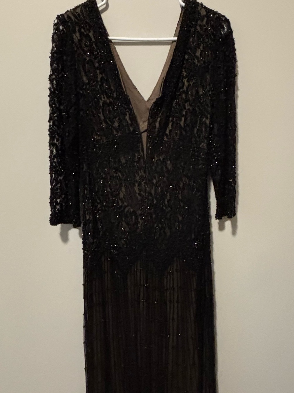 Pisarro Nights Long lace Double V-
Neck Dress Beaded Motif Dress